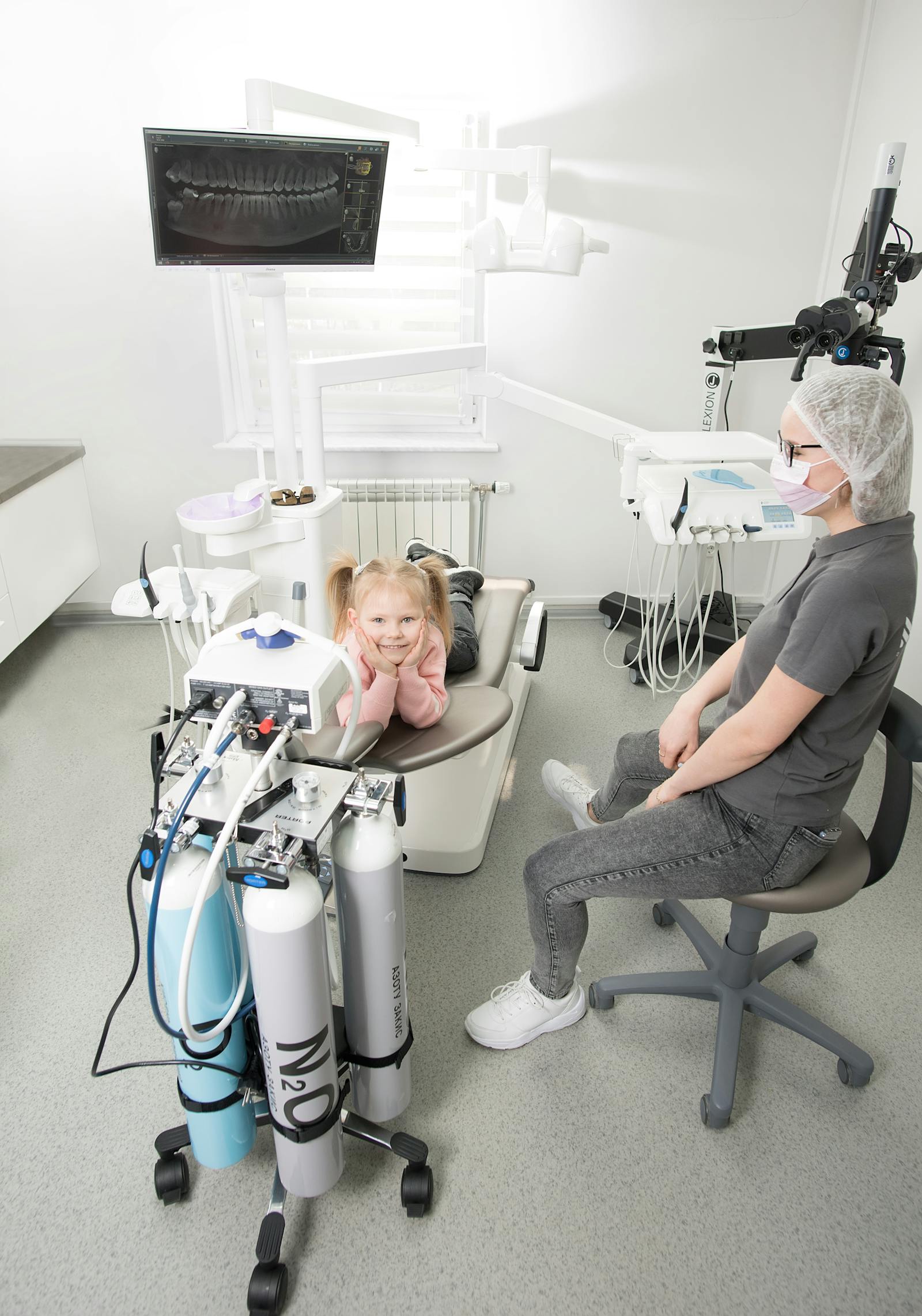 Niño en el sillón dental durante su primera visita al odontopediatra